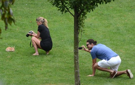 Sharon fotí zajíčka, zajíček fotí Sharon! A všechny tři fotí italští paparazzi!