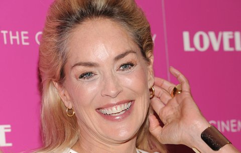 Sharon Stone oplakala stárnutí a na vrásky si zvykala s lahví v ruce