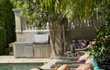Sharon Stone v plavkách u bazénu