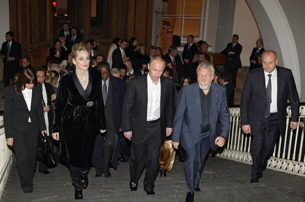 Vladimir Putin a Sharon Stone (2010).