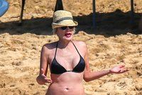 Jak vypadá Sharon Stone na prahu šedesátky v plavkách?