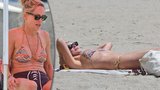 Sharon Stone (54) vyvalila na pláži sudy