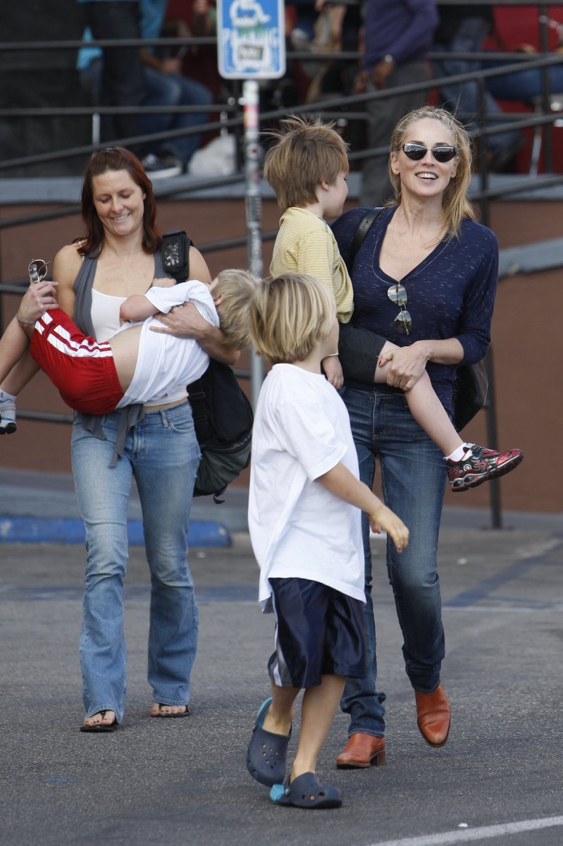 Herečka Sharon Stone si vyšla se svými dětmi Roanem, Quinnem Kellym a Lairdem Vonnem do ulic Los Angeles.