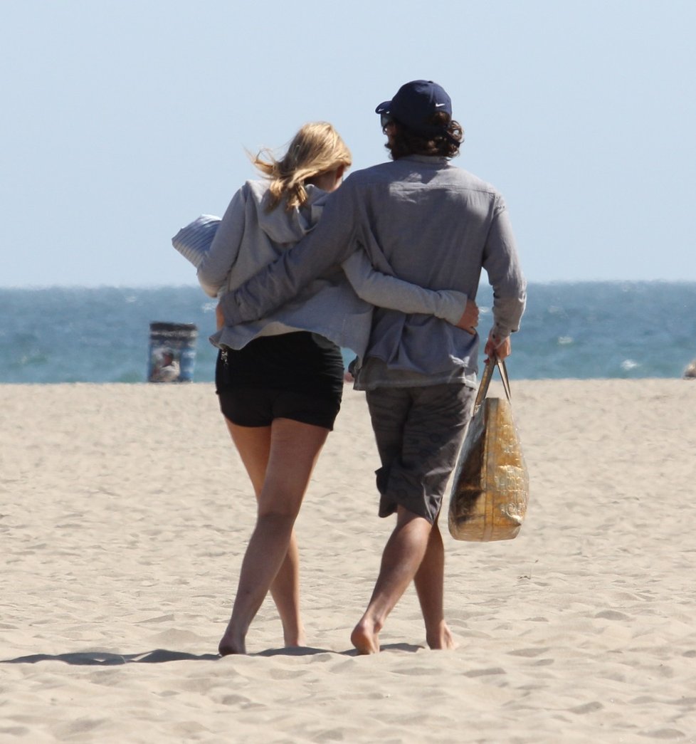 Když si spolu milenci užili, z pláže odešli v objetí