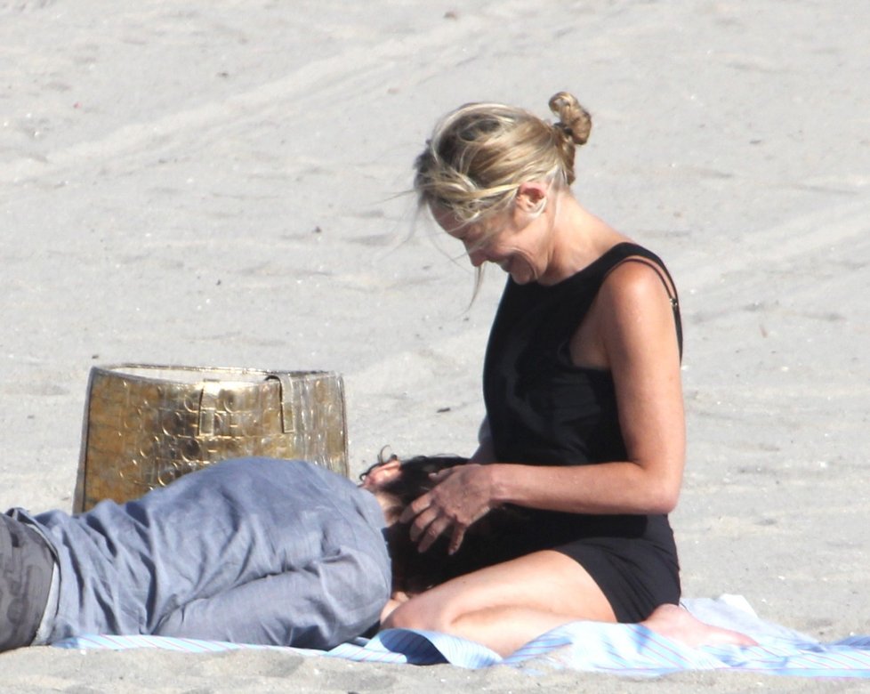 Sharon na pláži s tehdejším milencem Martinem