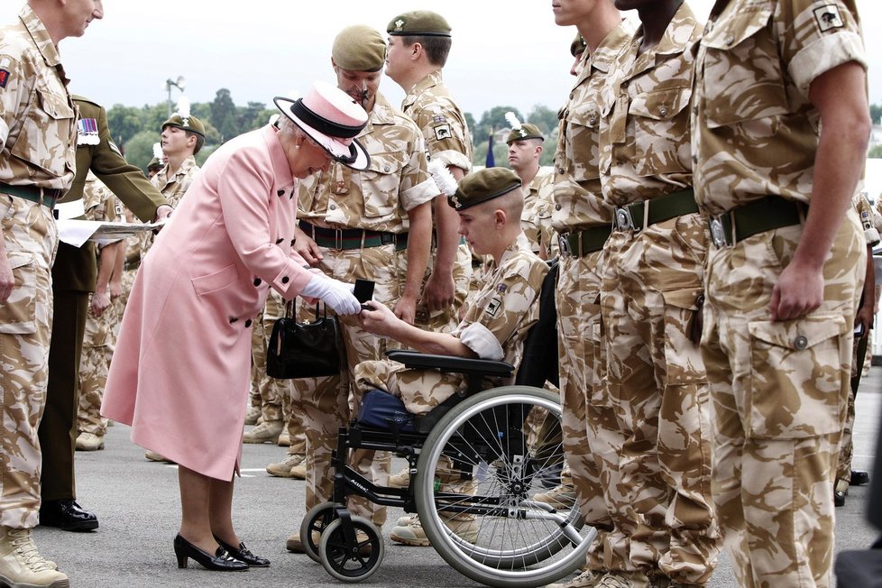 Po návratu z Afghánistánu vyznamenala Shauna královna Alžběta II. (89).