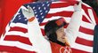 Shaun White slaví s americkou vlajkou titul olympijského vítěze