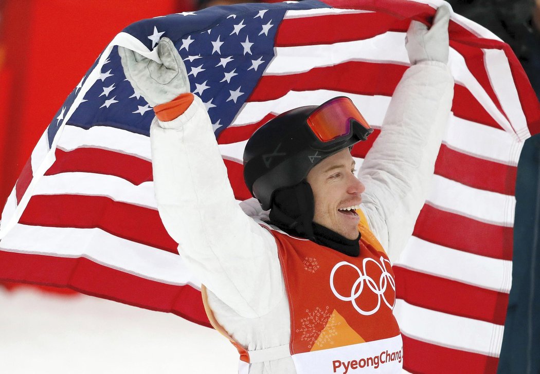 Shaun White slaví s americkou vlajkou titul olympijského vítěze