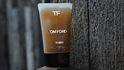 Exfoliating Cleansing Gel, Tom Ford. Nejenže skvěle čistí, ale vousy extrémně zjemní a pomůže před samotným holením. Jakmile je pokožka vlhká a vousy zjemněné, předcházíte podráždění.