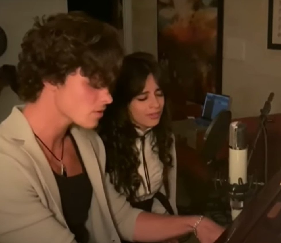 Shawn Mendes a Camila Cabello při online koncertu v době koronaviru