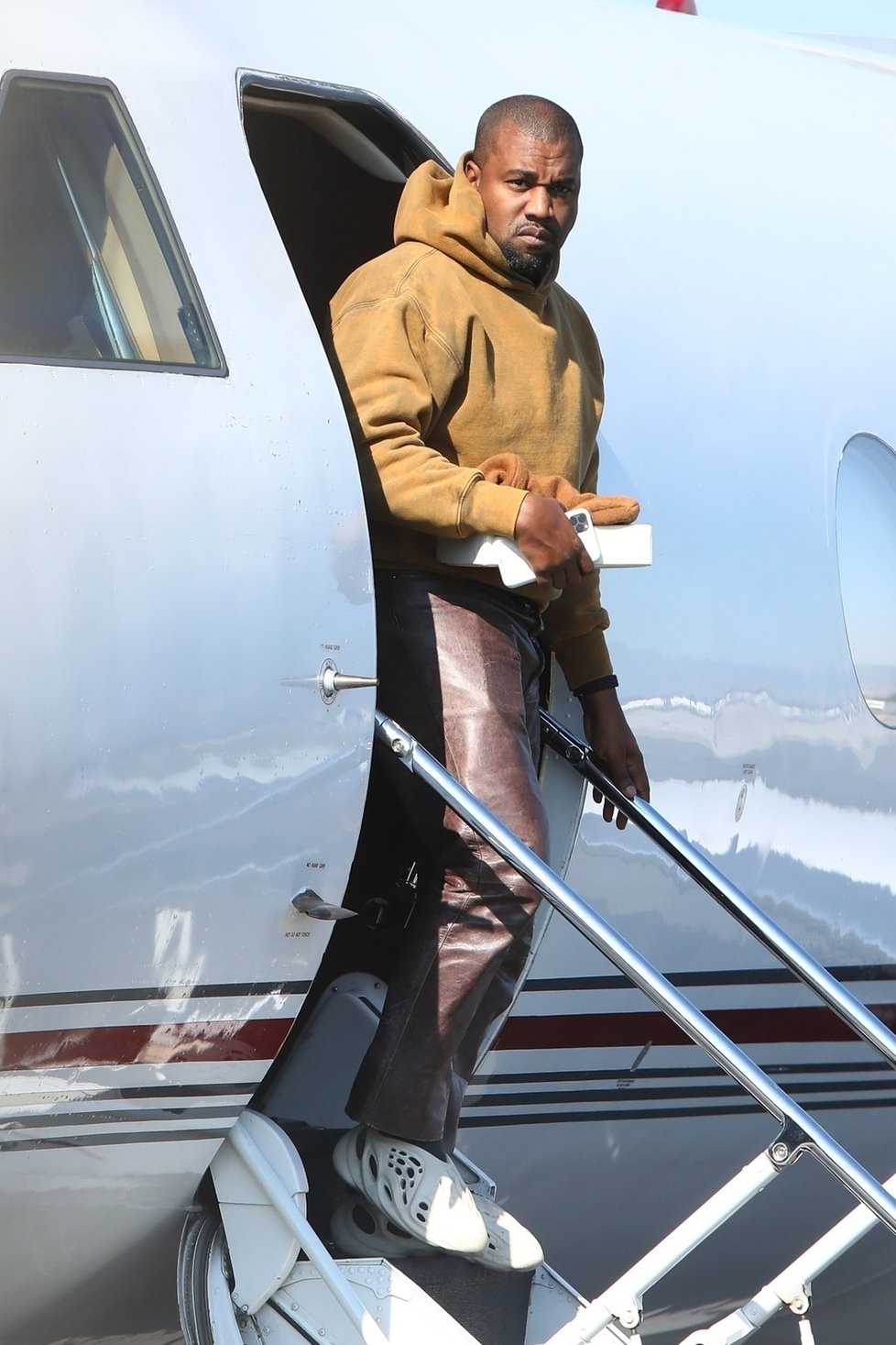 Do Francie poletí Kanye West sám.