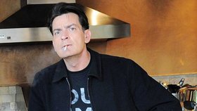 Charlie Sheen kouří 40 cigaret denně, plíce má prý ale jako nekuřák.