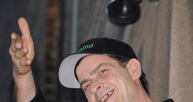 Sheen má plnou pusu zlatých zubů
