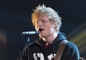 Ed Sheeran je známý hudebník.