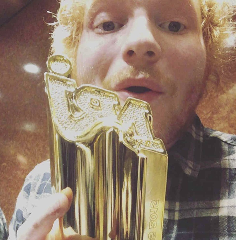 Ed Sheeran je známý hudebník.