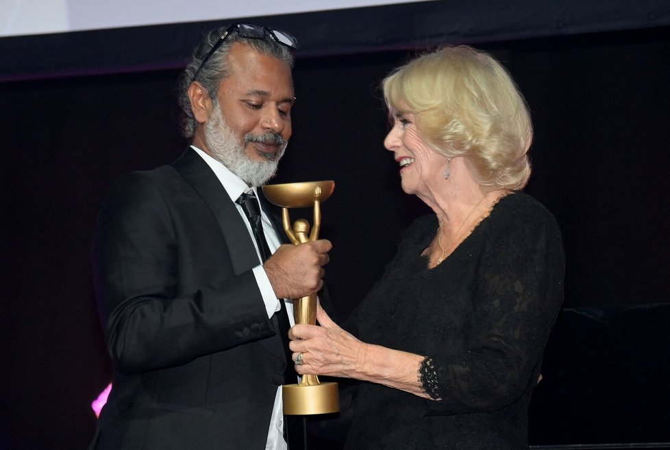 Královna Camilla předávala hlavní Bookerovu cenu. Letos ji získal Shehan Karunatilaka.