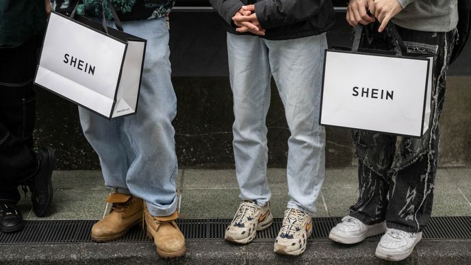 Komise Shein podezírá, že na svém on-line tržišti prodává nelegální zboží a zanedbává ochranu spotřebitelů. Komise Shein podezírá, že na svém on-line tržišti prodává nelegální zboží a zanedbává ochranu spotřebitelů.