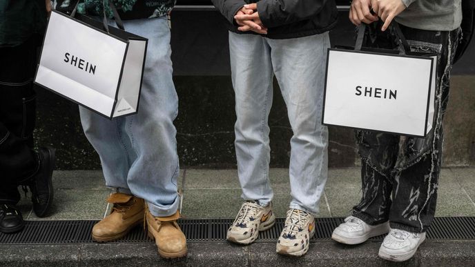 Akcie společnosti Shein, která se zaměřuje na prodej levného oblečení přes internet, při svém úterním debutu na hongkongské burze oslabují. Akcie společnosti Shein, která se zaměřuje na prodej levného oblečení přes internet, při svém úterním debutu na hongkongské burze oslabují.