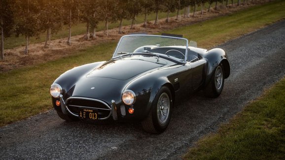 Do aukce míří Shelby Cobra 427, kterou vlastnil samotný Carroll Shelby