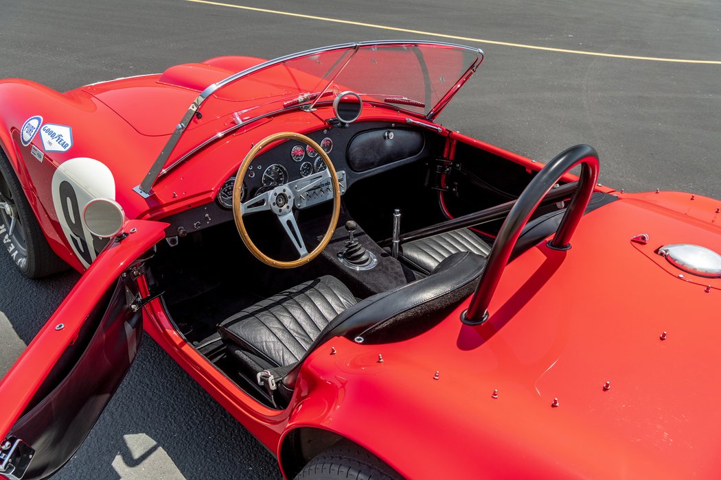 Za Shelby Cobra 289 Cobra Works z roku 1963 někdo zaplatil 4.130.000 dolarů, což je v přepočtu zhruba 89,84 mil. Kč.