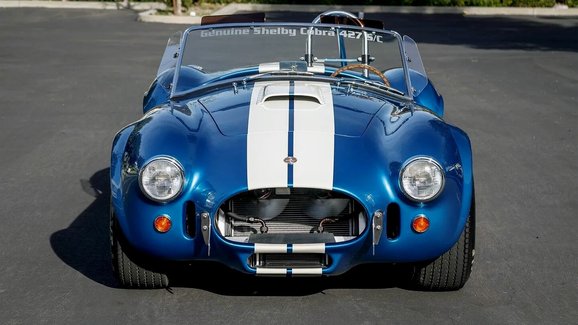 K mání je 1 z 50 pokračovatelů Shelby Cobra 427 S/C, které postavil Shelby