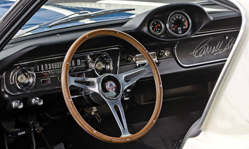 Před sportovním volantem s dřevěným věncem měl GT 350 rychloměr s vodorovnou stupnicí. Otáčkoměr byl umístěn ve středu palubní desky.