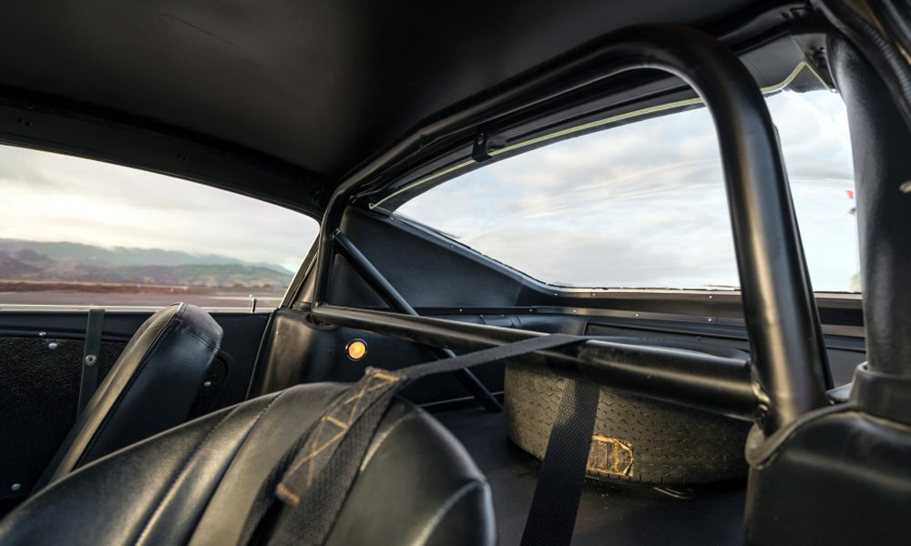 Dvoumístné Shelby Mustangy GT 350 měly náhradní kolo umístěné vzadu místo zadních sedadel.