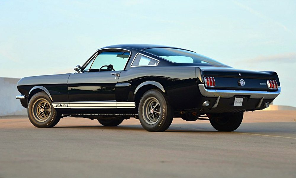 I v roce 1966 si GT 350 zachoval pro Mustang typické svislé trojité koncové svítilny.