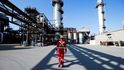 Aktivisté tvrdí, že Shell nadsazuje své zelené investice. Zaměstnanec firmy  prochází novým zařízením společnosti Quest na zachycování a ukládání uhlíku v Kanadě.