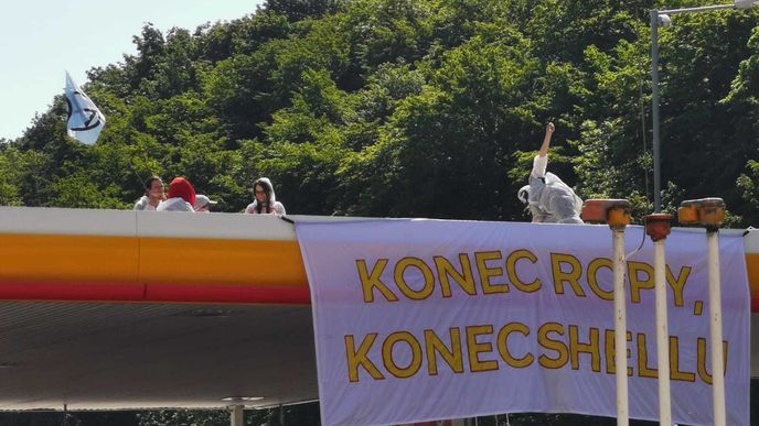 Aktivisté obsadili čerpací stanice Shell v Praze.
