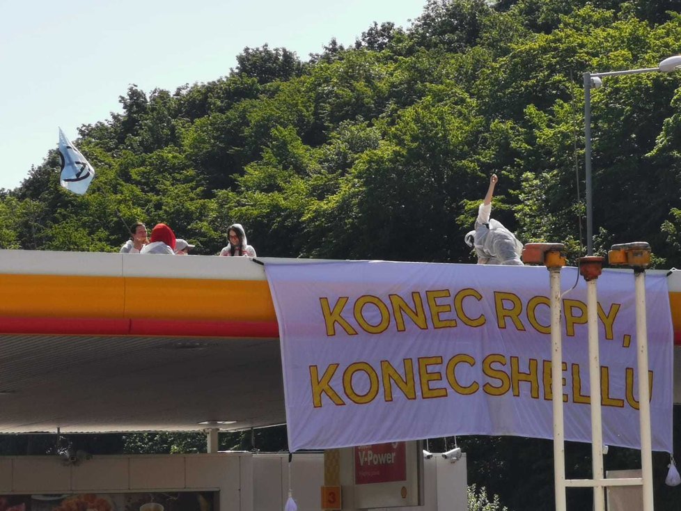 Aktivisté obsadili čerpací stanice Shell v Praze. Majitel benzinky s protesty souhlasil a nechal si demonstranty na střeše.