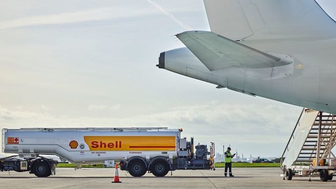 Cisterna společnosti Shell pro doplňování leteckého paliva na jednom z britských letišť. Shell oznámil, že přesune sídlo do Británie