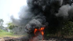 Potrubí společnosti Shell v Nigérii čelilo útoku.