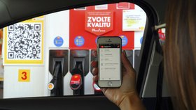 Pokrok nezastavíte: za tankování teď můžete platit mobilem rovnou z auta