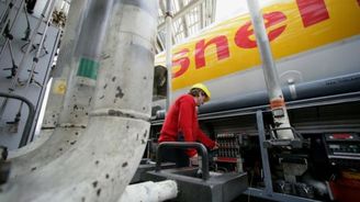 Shell pozastavil práce na ruském ropném poli Baženov