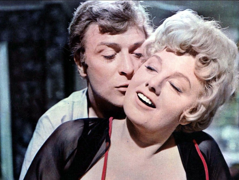 Michael Caine a Shelley Wintersová ve filmu Alfie (1966)