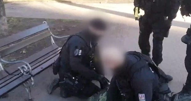 Policisté zpacifikovali muže, který měl k ruce připevněné nůžky.