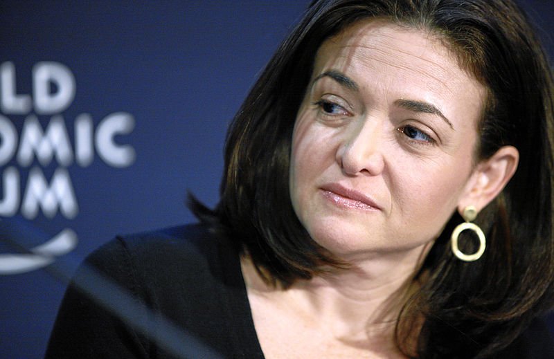 Sheryl Sandberg má vysokou manažerskou pozici ve firmě Facebook.