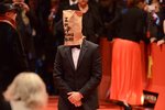 Podivné chování herce Shia LaBeoufa na berlínském festivalu, zarazilo mnoho lidí