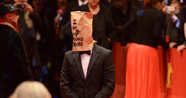 Podivné chování herce Shia LaBeoufa na berlínském festivalu, zarazilo mnoho lidí