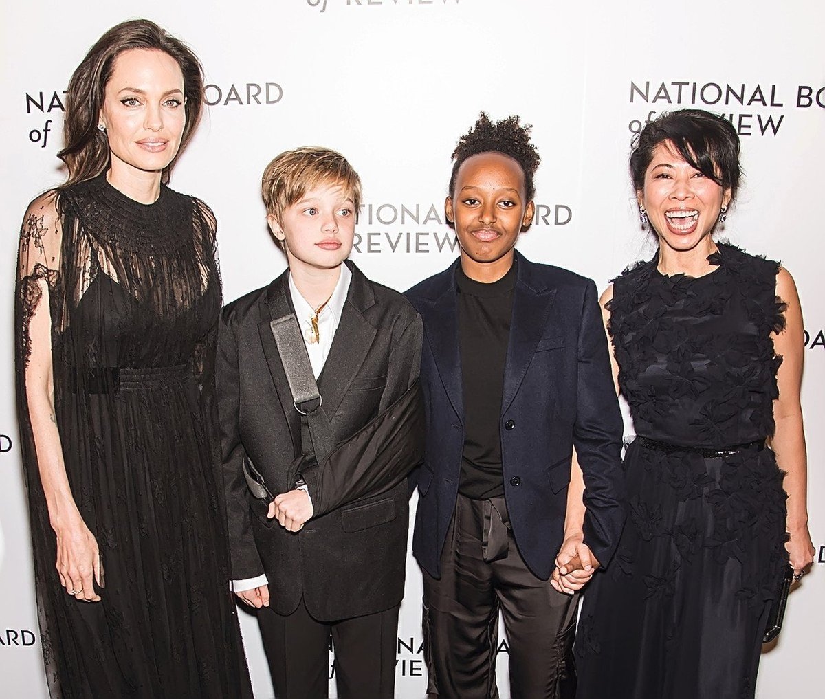 Herečka Angelina Jolie s dětmi, po její levici Shiloh