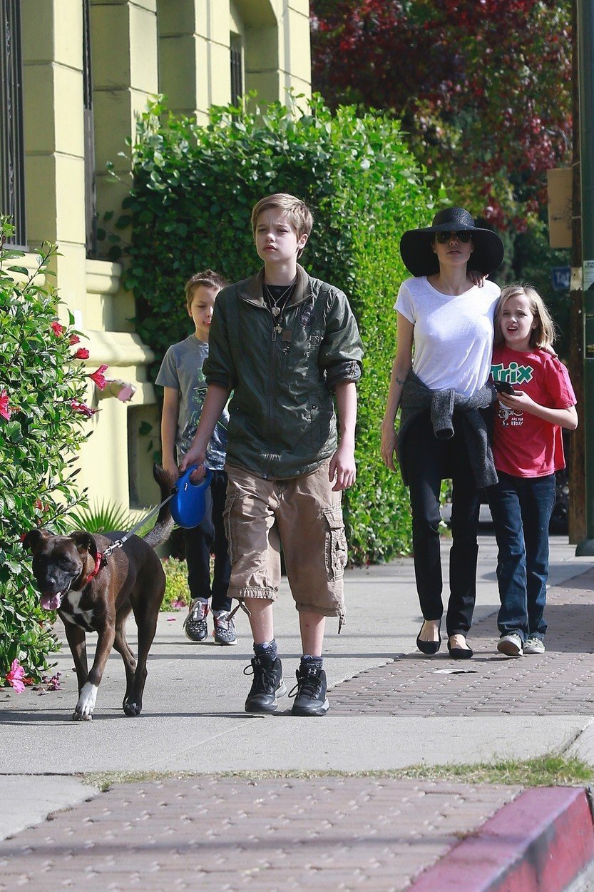 Shiloh Jolie-Pitt se cítí jako kluk.