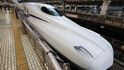 Nejnovější japonský rychlovlak Shinkansen typu N700S se chystá na cestu na nádraží v Tokiu.