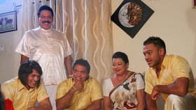 Shiranthi Rajapaksaová se svým manželem, bývalým prezidentem Mahindou Rajapaksou, a jejich třemi syny. Také dva z nich letos skončili ve vazbě kvůli korupčním kauzám.