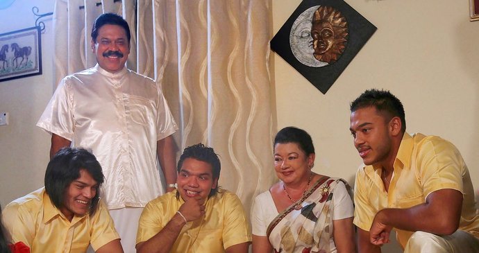 Shiranthi Rajapaksaová se svým manželem, bývalým prezidentem Mahindou Rajapaksou, a jejich třemi syny. Také dva z nich letos skončili ve vazbě kvůli korupčním kauzám.