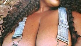 Shirley Flynnová (40) z USA je obdařená extrémně velkým poprsím