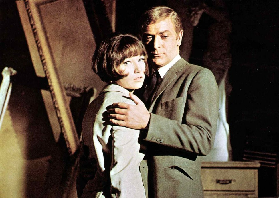 Shirley MacLaine a Michael Caine v krimi filmu Gambit (1966)