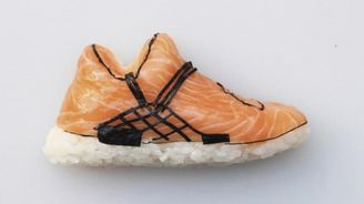 Omrzelo vás klasické sushi? Vyzkoušejte shoeshi. Umění, které kombinuje tenisky a oblíbené jídlo