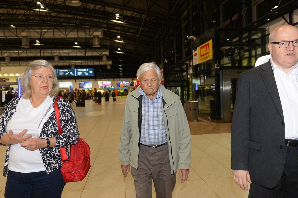 Jiří Brady přiletěl do Prahy.