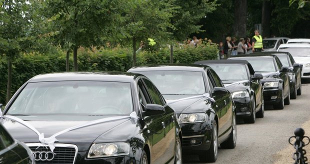 Černé limuzíny přivezly na svatbu rodinu Leoše Mareše, bílé pak příbuzné Moniky Poslušné